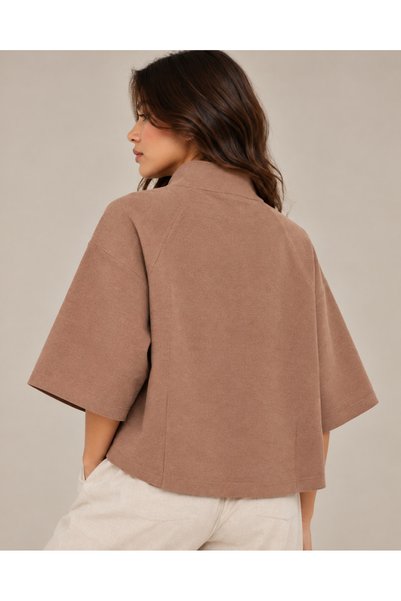 TOP CLOTHE بلوزة نسائية قصيرة من الصوف التريكو بأكمام نصفية وأزرارير ذهبية – بني