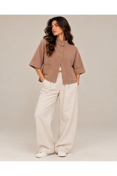 TOP CLOTHE بلوزة نسائية قصيرة من الصوف التريكو بأكمام نصفية وأزرارير ذهبية – بني