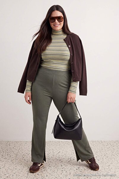 Trendyol Curve Khakifarbene, ausgestellte, gestrickte Hose mit Schlitz und au...