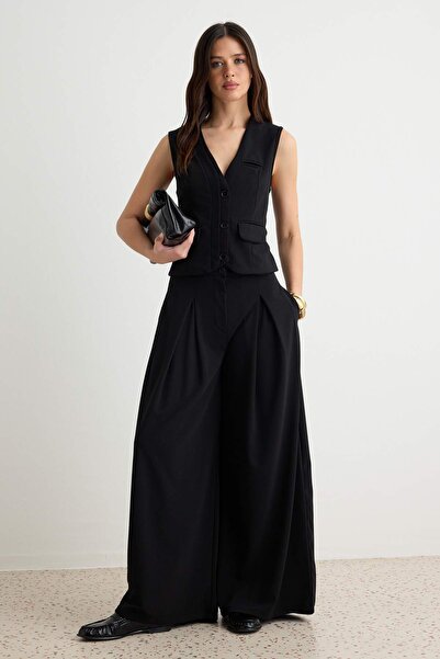 Trendyol Collection بنطلون محبوك أسود بقصة مستقيمة وواسعة الساق مع تفاصيل مطو...