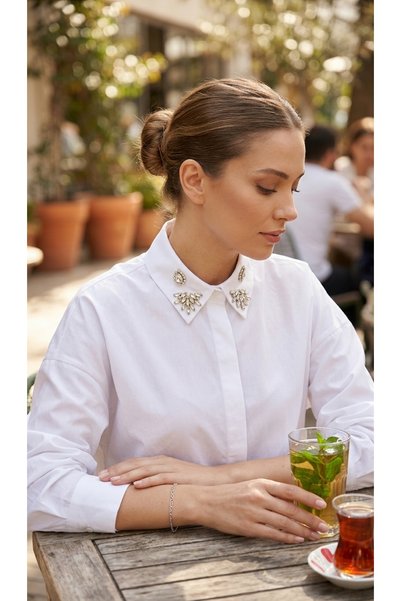 vellum butik YAKA TAŞ DETAYLI POPLİN GÖMLEK