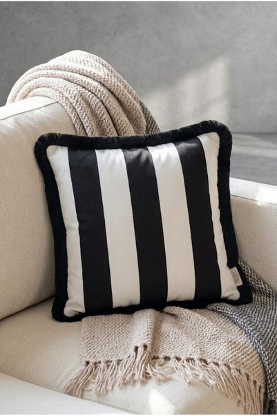 Alseko Concept غطاء وسادة مربع مزخرف مقاس 43x43 سم، مزين بشراشيب سوداء ونمط خطوط سوداء-بيضاء.