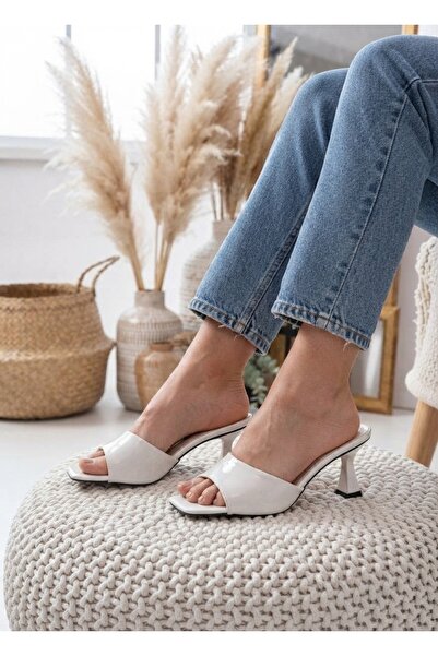 NOVELLAM SHOES Γυναικείες παντόφλες Lena White λουστρίνι με κλασικό λεπτό τακ...