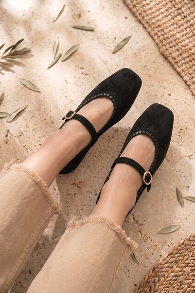 Stilbagshoes حذاء نسائي من SORVA KENAR SARAÇ بتفاصيل مفصلة وحزام للكاحل باللو...