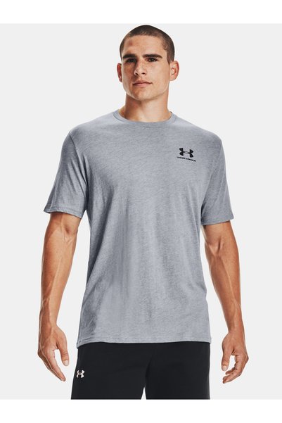 Under Armour تي شيرت رياضي بأكمام قصيرة مطبوع على الصدر الأيسر