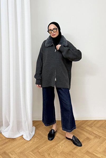 Melike Tatar Cardigan tricotat cu guler de blană 87-26248