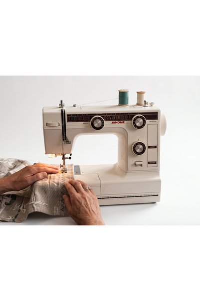 Janome |   ماكينة خياطة منزلية متعددة الوظائف 380 غرزة |   ذراع حر متحرك مع غطاء صلب |   معدن أبيض صلب