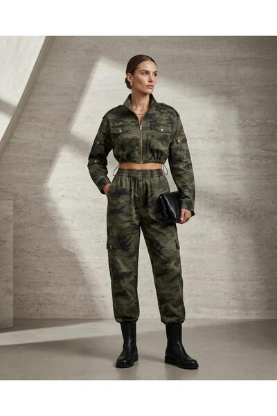 KAMUFLAJ DESENLİ CROP CEKET VE KARGO CEPLİ PANTALON İKİ TAKIM