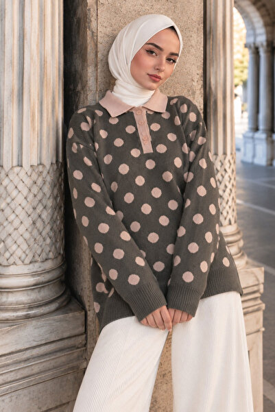 Tesettür Dünyası Geknöpfter Polka-Dot-Pullover TSD260318 Geräuchert