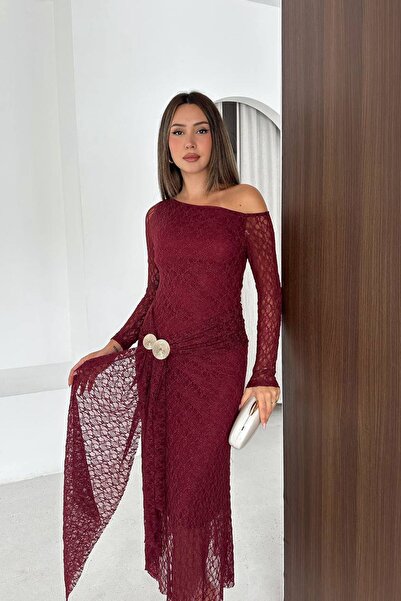 Neşeli Butik Дамска бордо дантелена миди рокля с едно рамо, със златна катара...