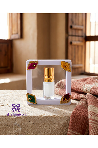 Generic Brand White Musk Distributions in a Box Decorated with a Heritage Mot...