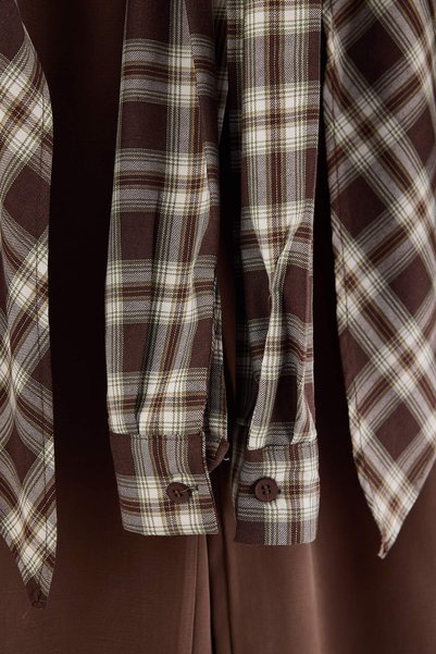 Trendyol Collection قميص بني اللون مع بنطلون مربوط TWOAW27PL00166