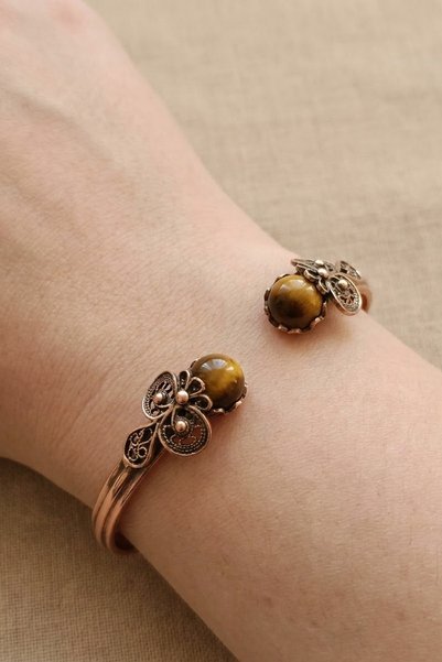 elinasaccessories Bakır Telkari Kaplan Gözü Taşlı Kelebek Motifli Düz Kelepçe...