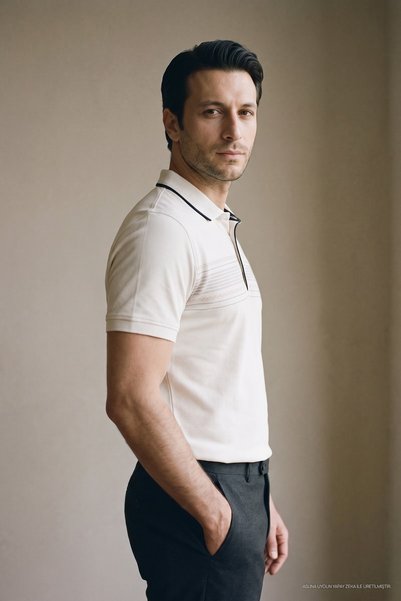 Maccali Tricou alb pentru bărbați, cu bandă la piept, cu guler polo, din mate...
