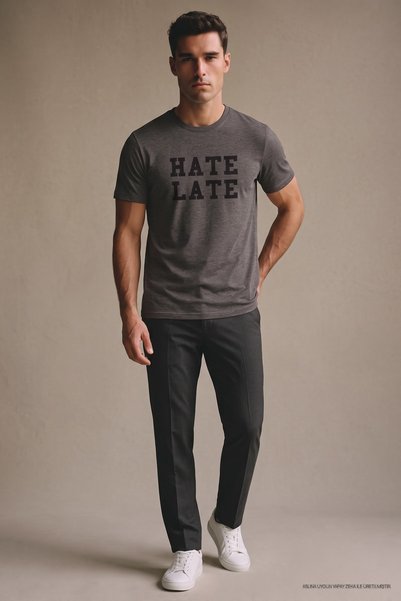Maccali Σκούρο γκρι ανδρικό μπλουζάκι με στάμπα Hate Late και φαρδιά γραμμή