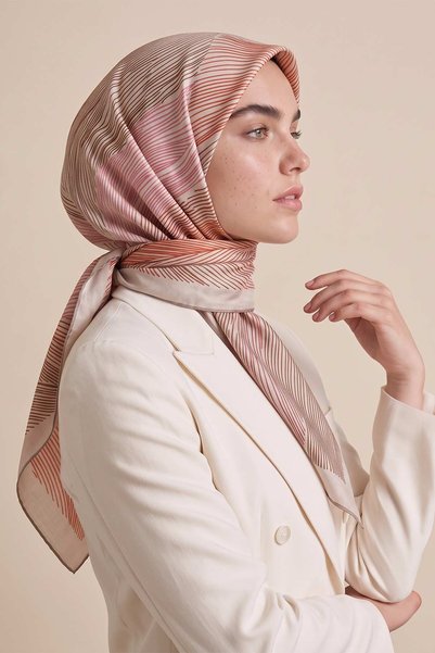 Levidor وشاح حريري مخطط بخطوط حلزونية باللون البيج