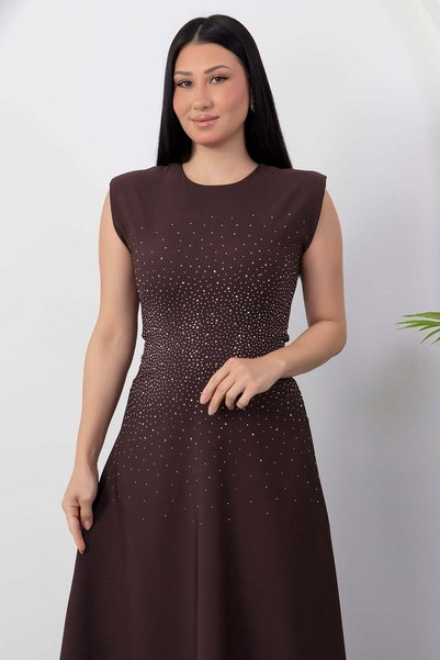 PULLIMM Crew Neck Dress with Stone on the Chest Grs4168