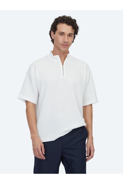 Kip Ekru Desenli Dik Yaka T-Shirt