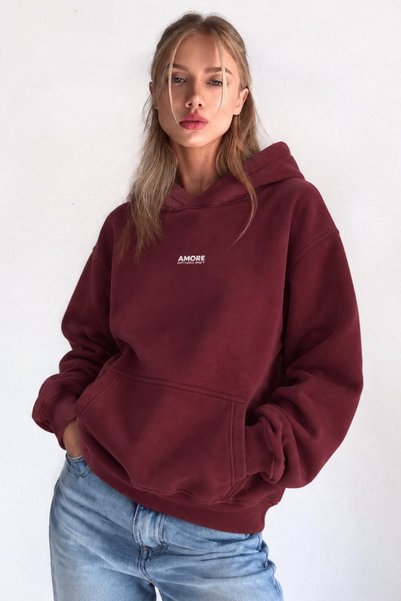The Champ Clothing هودي نسائي كبير الحجم مطبوع باللون الأحمر الداكن من Amore - مع غطاء للرأس، وجيب كنغر، وقماش صوف رايدر بثلاثة خيوط