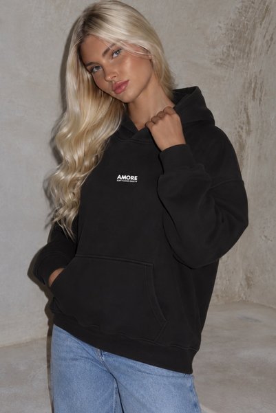 The Champ Clothing هودي نسائي كبير الحجم مطبوع عليه Amore باللون الأسود - مع غطاء للرأس، وجيب كانجارو، وقماش صوف راوند بثلاثة خيوط