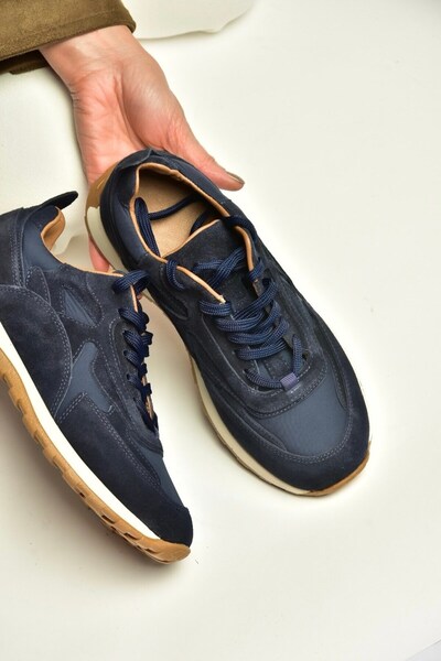 Fox Shoes Z312507561 حذاء رياضي نسائي من الجلد الطبيعي باللون الأزرق الداكن
