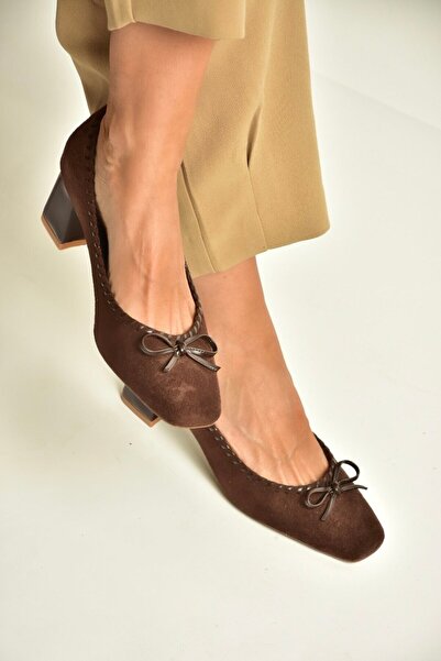 Fox Shoes Z820036602 حذاء نسائي بني من جلد الغزال بكعب سميك
