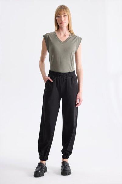 on Pantaloni de damă cu buzunare laterale și picior elastic, negri