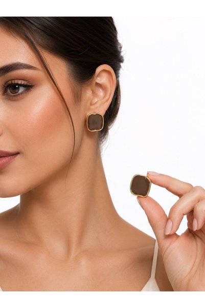 Nevara أقراط نسائية بتصميم مربع عصري يجمع بين البساطة والأناقة، تضيف لمسة راق...