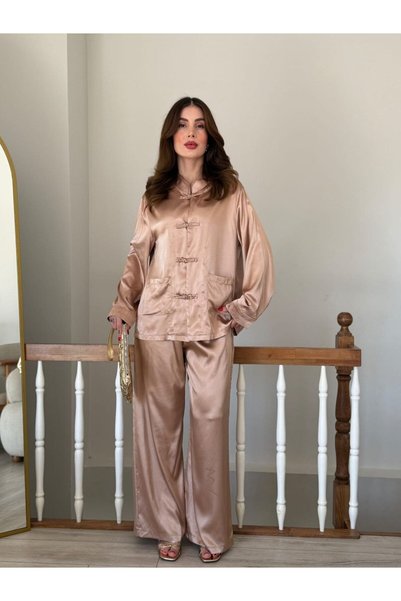 the baleria بدلة صينية من الساتان بأزرار