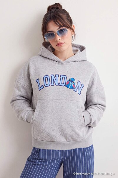 Trendyol Kollektion Graues Melange Stitch lizenziertes bedrucktes Kapuzen-Str...