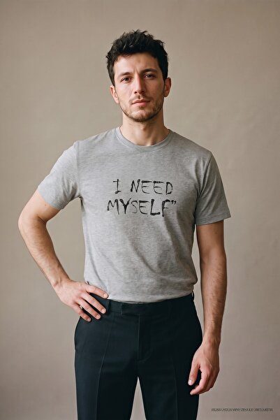 Maccali Γκρι ανδρικό μπλουζάκι με στάμπα I Need Myself και λαιμόκοψη ποδηλάτου