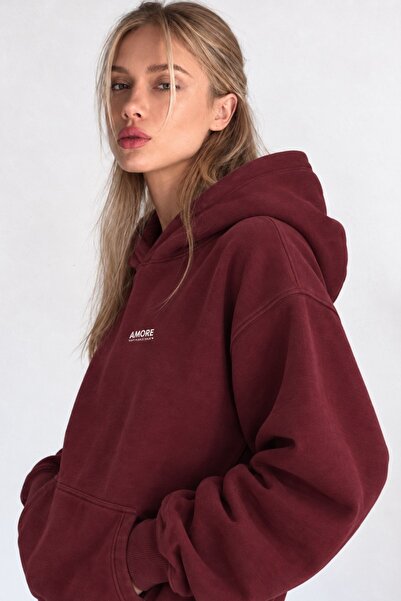 The Champ Clothing هودي نسائي كبير الحجم مطبوع باللون الأحمر الداكن من Amore - مع غطاء للرأس، وجيب كنغر، وقماش صوف رايدر بثلاثة خيوط