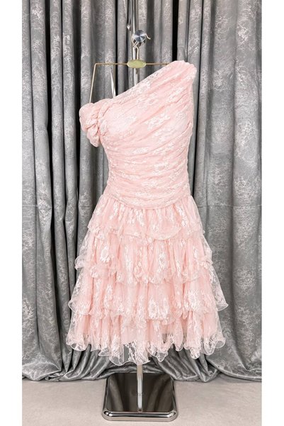 ELORA FASHION فستان دانتيل وردي بكتف واحد وطبقات كشكش