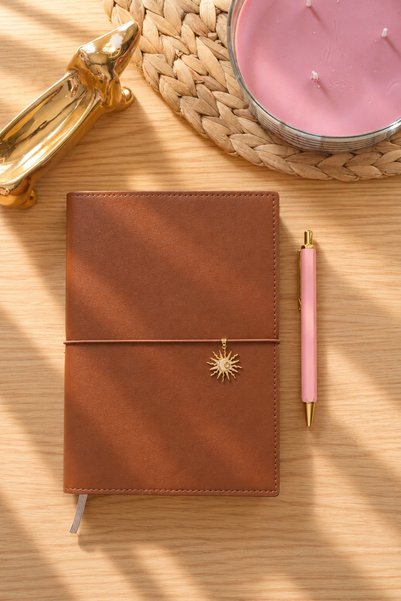 Victoria's Journals Charm-2027 Year Daily Agenda A5 - Changeable Interior and Charm. Gilded Edge.-Brown