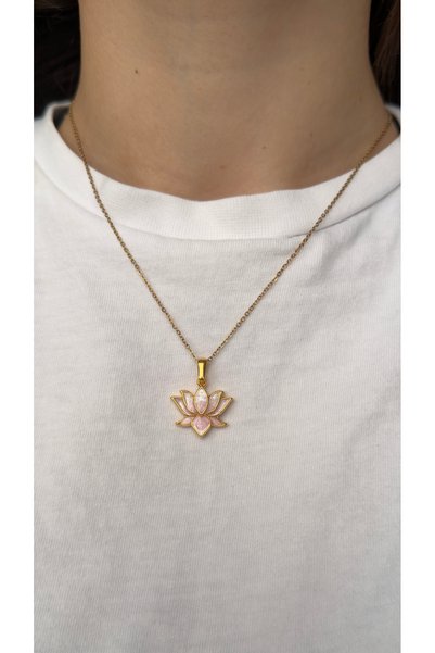 Alya Jewelry قلادة زهرة اللوتس الفولاذية باللون الوردي