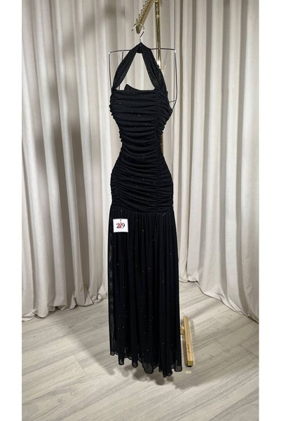 Boutique 219 فستان سهرة سترتش فصوص أسود طويل، تصميم رقبة هالتر، تفاصيل درابيه وكشكش، قماش برّاق، إطلالة مناسبات فاخرة.