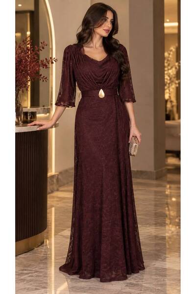 LAVERA STYLE فستان دانتيل عنابي طويل بثنيات صدر وبروش ذهبي.