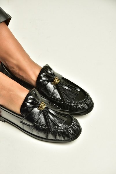 Fox Shoes Z820617208 حذاء لوفر من الجلد اللامع بتفاصيل شرابة سوداء