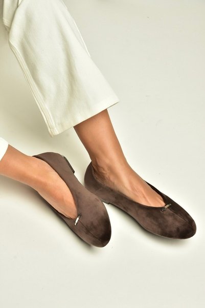 Fox Shoes Z820704102 حذاء باليه بني من جلد الغزال مزين بإبزيم على شكل حرف V