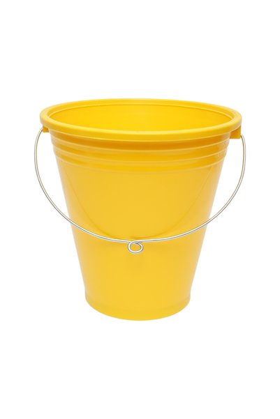 UTB Galeata plastică pentru hrănirea animalelor 10L galbenă cu mâner metalic