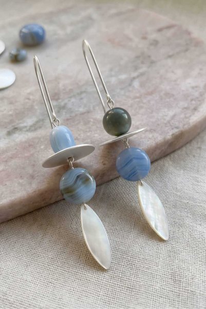 Ivory Pearl أقراط متدلية من الحجر الأزرق الطبيعي اللؤلؤي. هدية