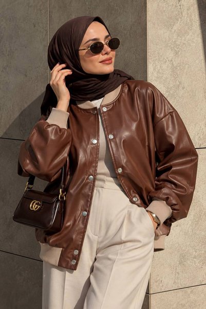 Neva Style Geknöpfte Hellbraune Lederjacke mit Hijab 9264TB