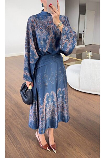 Butik Beyza Rochie din satin cu model albastru