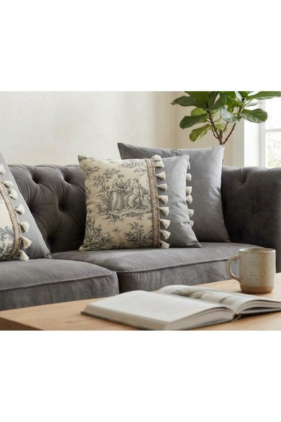 Madame Asel Home Kirlent Kilifi with Linen Tassel Detail