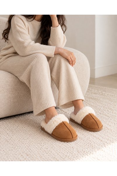 TOP CLOTHE صندل نسائي شتوي مبطن بالفرو الناعم – بني مع فرو أوف وايت، حذاء منزلي دافئ بتصميم مغلق من الأمام، مريح للاستخدام اليومي داخل المنزل