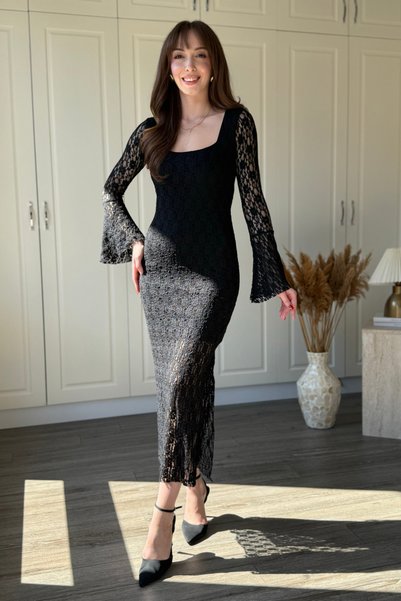 Dilay Gökoğlu Butik Dantelli Kare Yaka Yırtmaçlı Midi Elbise