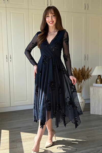Dilay Gökoğlu Butik Asimetrik Kruvaze Yaka Simli Desenli Midi Elbise