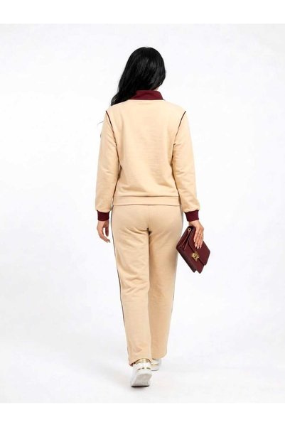DAY BY DAY Casual Sportswear Set with High Collar and Short Zipper, V-Neck, and Comfortable Wide-Leg Pants.