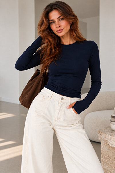 Qaju Women's Finger-Looped Crew Neck Long Sleeve Slim Fit Basic Blouse