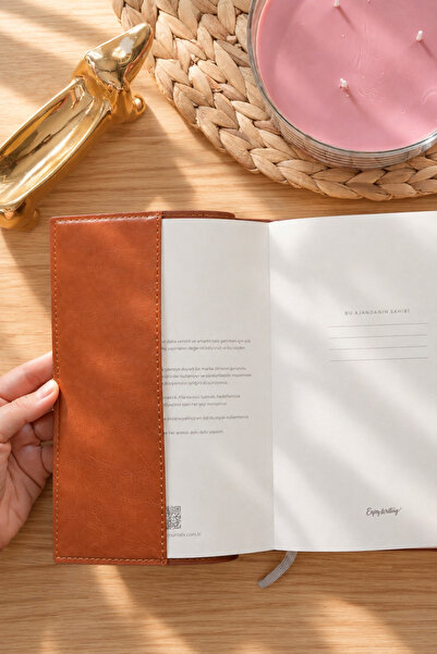 Victoria's Journals Charm-2027 Year Daily Agenda A5 - Changeable Interior and Charm. Gilded Edge.-Brown